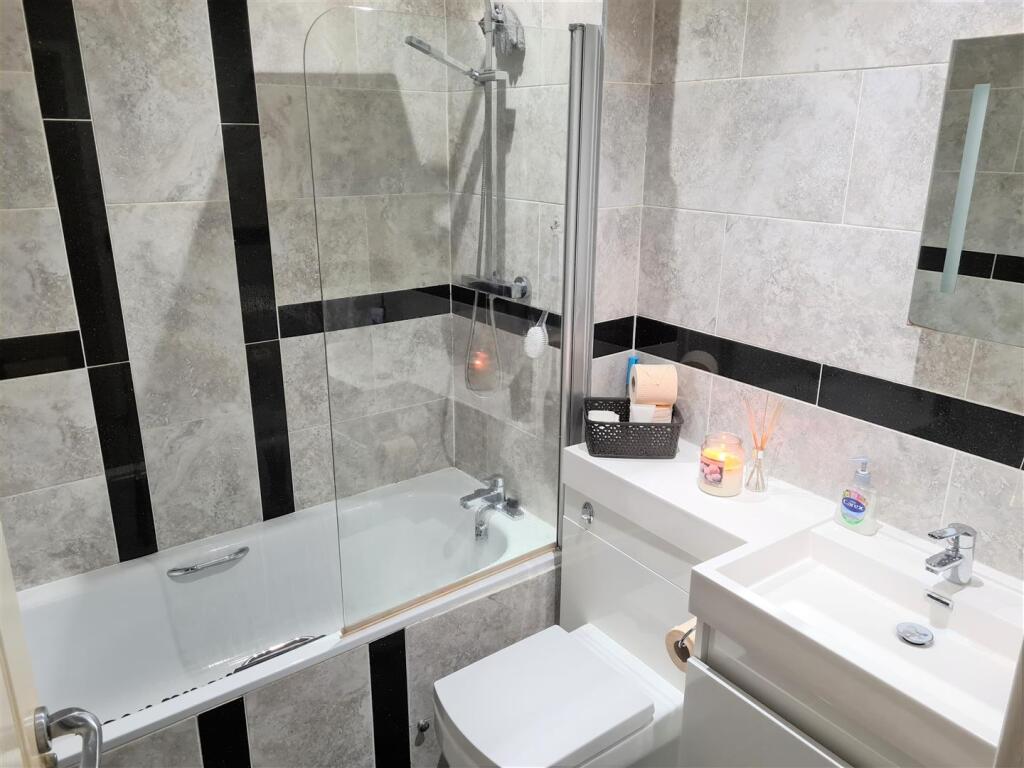 11 Artillery Road, Aldershot photo 3