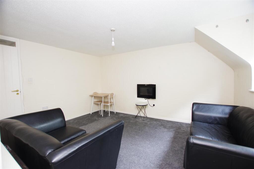 Apartment in Swindon, South Swindon - View 4