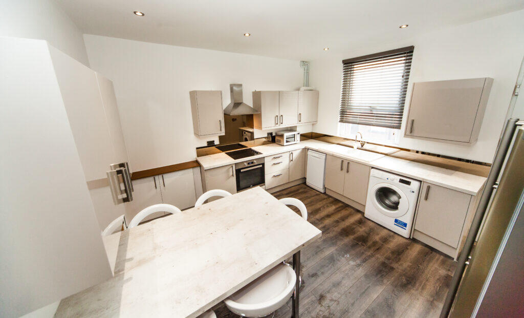 6 bedroom terraced house for rent
