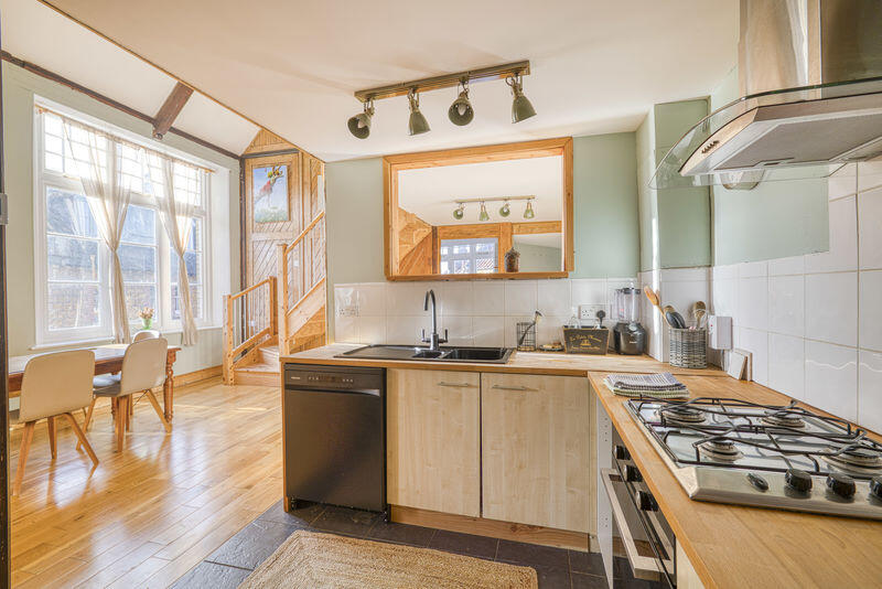 A truly spectacular duplex apartment in central Castle Cary photo 3