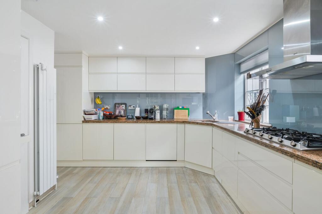 House in Kingston upon Thames - More