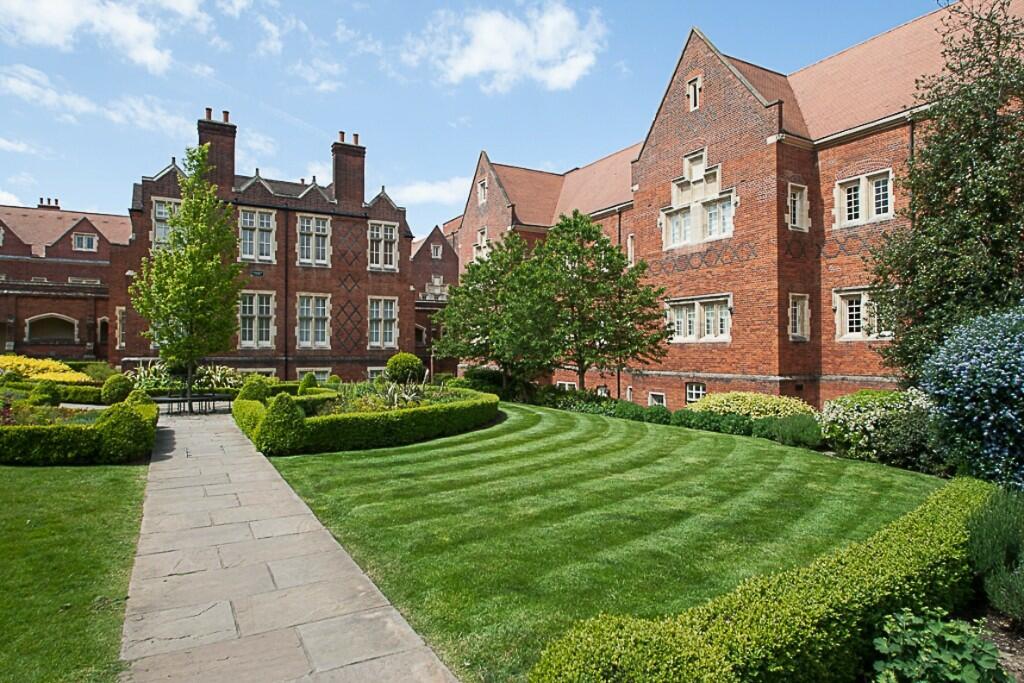 Main image of property: The Galleries, Brentwood, Essex, CM14