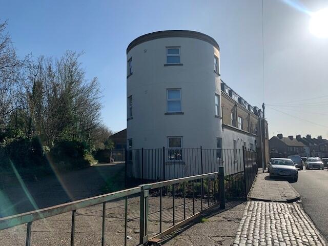 Main image of property: Flat 5, Bridge House, 90 Dover Road East, Gravesend, Kent