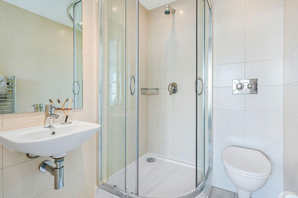 Apartment in Ilford, Gants Hill - View 5