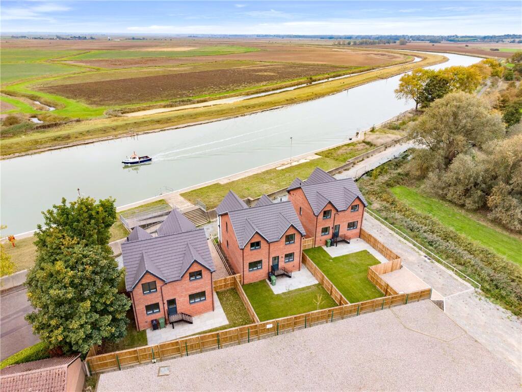 4-bed detached on Marina Quays, Caister Road, Great Yarmouth, Norfolk, NR30, £525,000