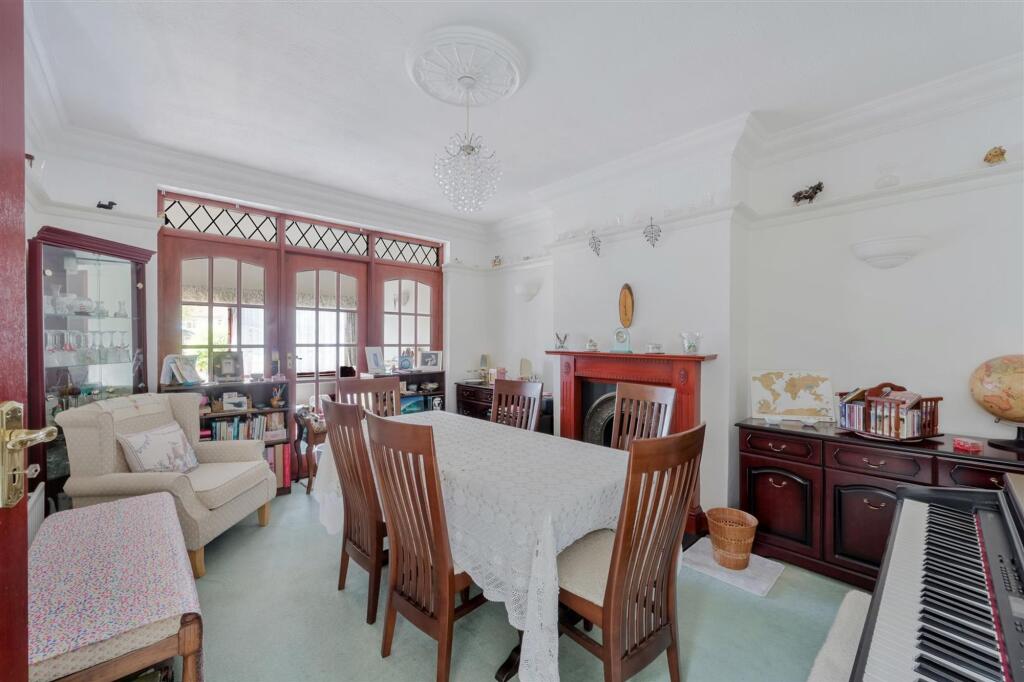 House in Epsom, Stoneleigh - View 4