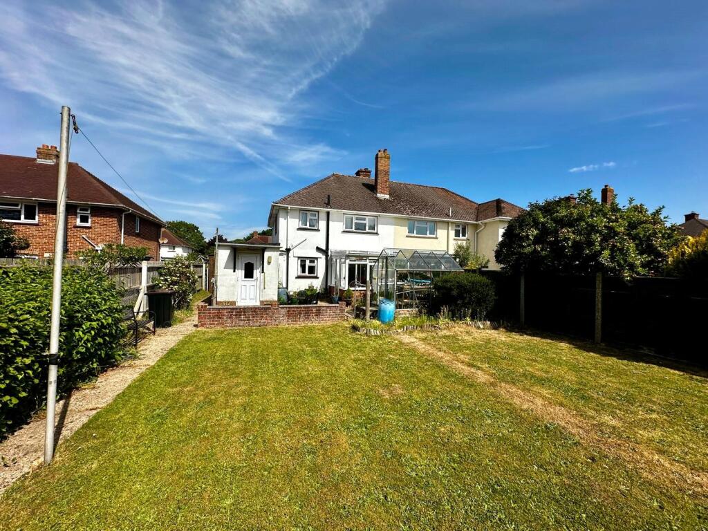 Queen Elizabeth Avenue, Lymington, Hampshire, SO41 photo 2