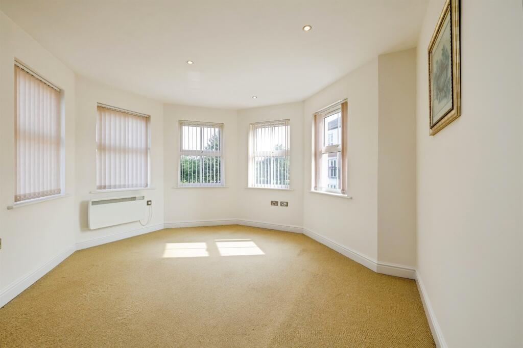 Olsen Rise, Lincoln - More
