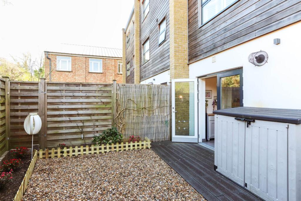 House in Kingston upon Thames - More