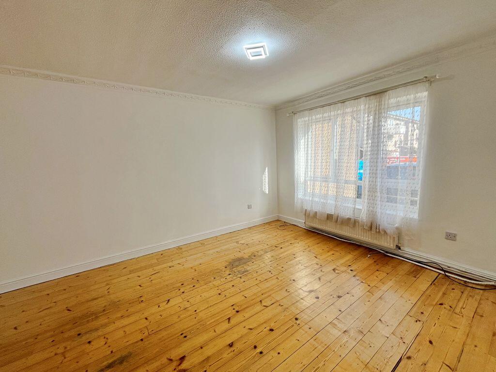 Community Road, Greenford photo 2