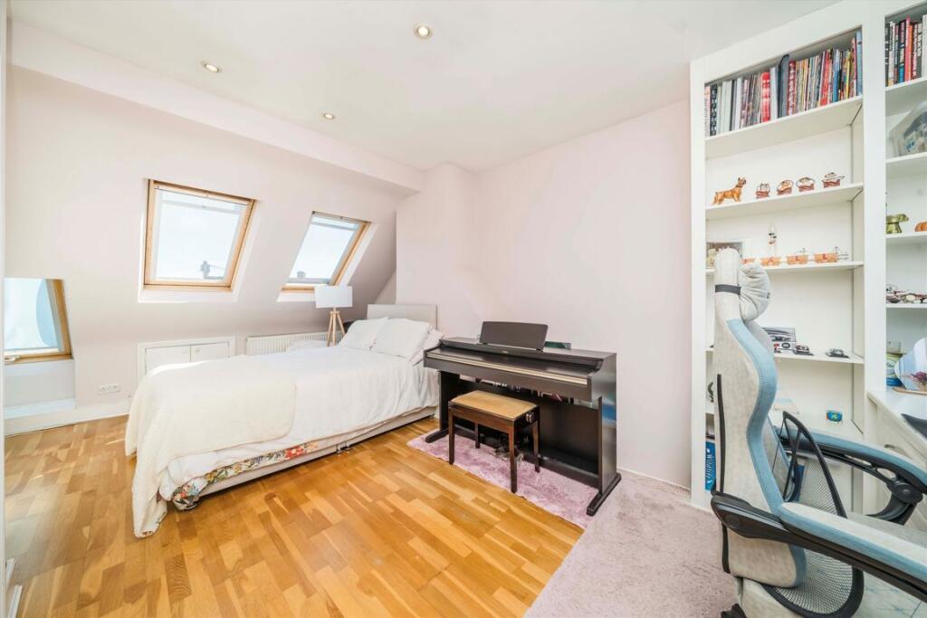 House in London, Royal Borough of Kingston upon Thames - View 5