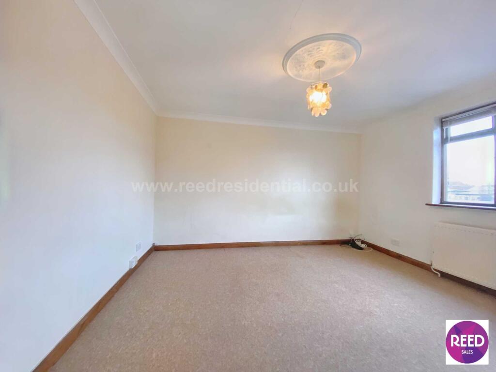Apartment in Southend-on-Sea - More