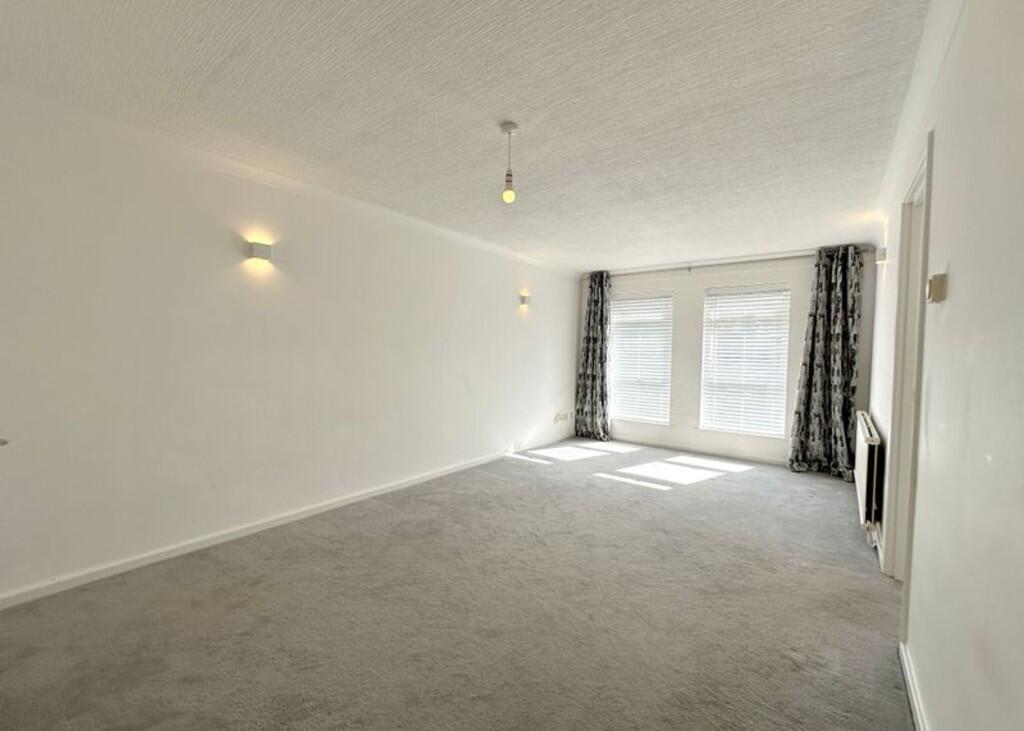 Apartment in Solihull, Shirley - View 3
