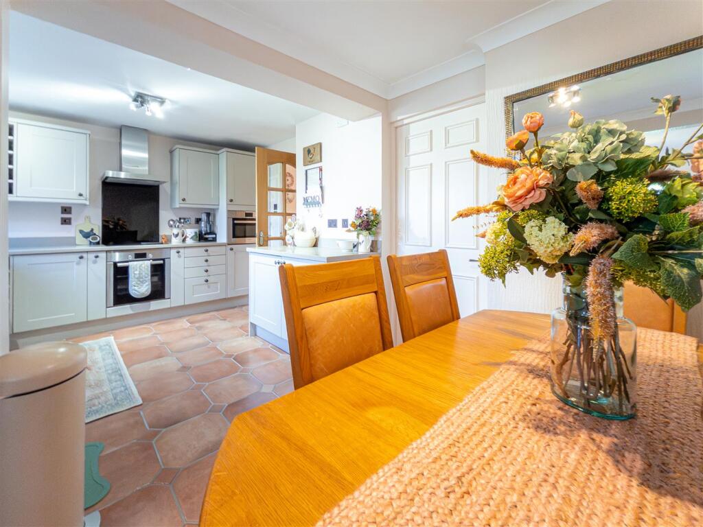Martlet Close, Bowerhill, Melksham photo 4