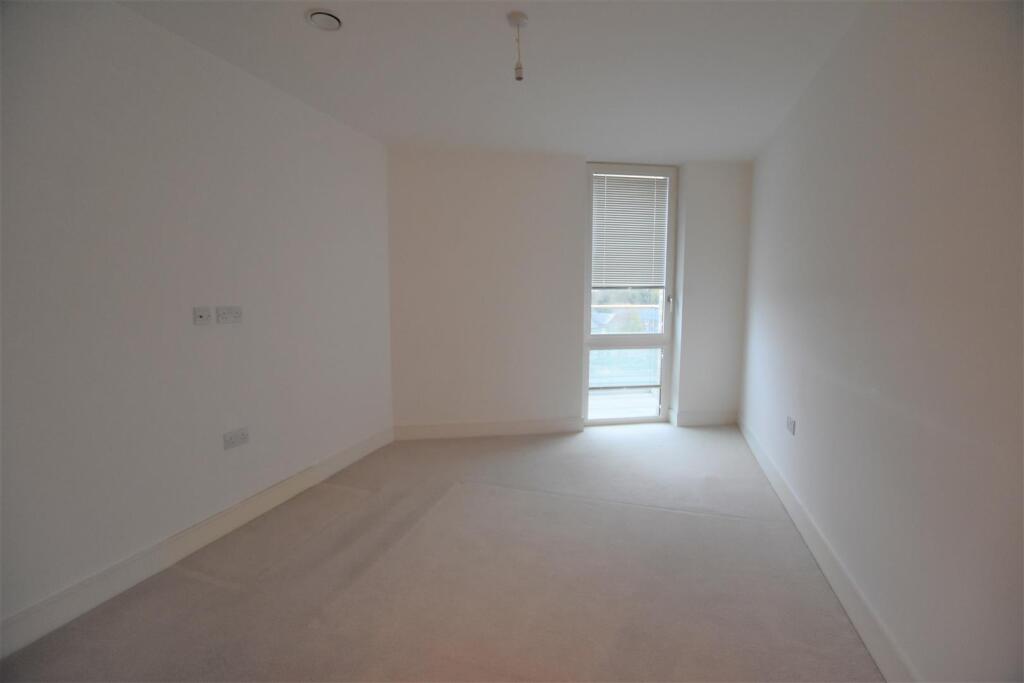 Apartment in Southall - View 4