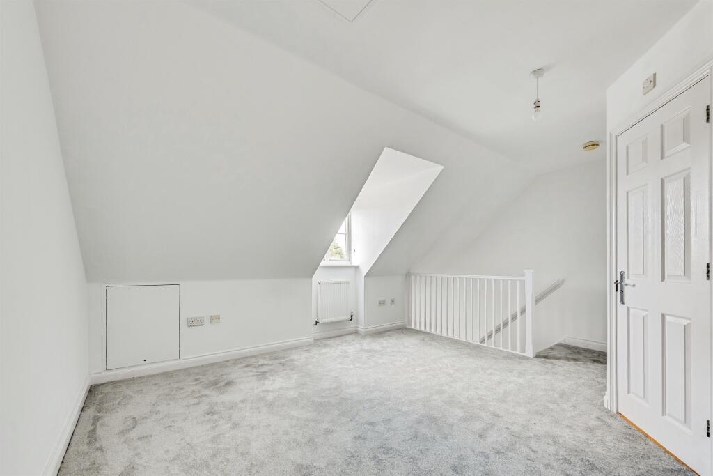 House in West Oxfordshire, Carterton - More