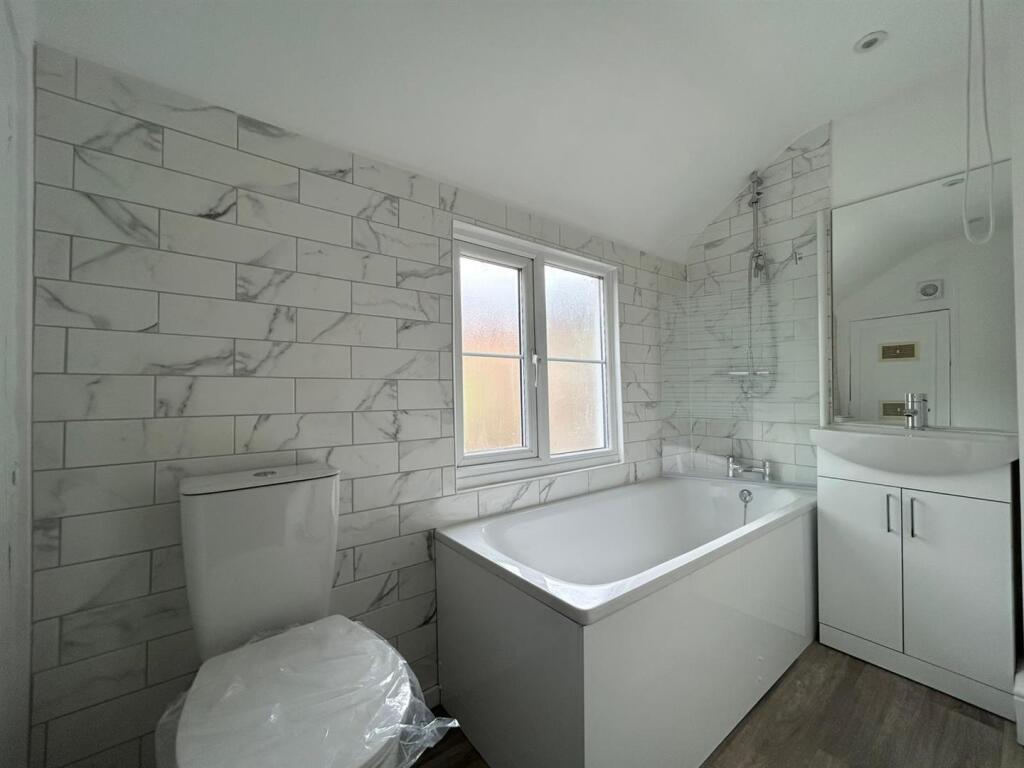 House in Thames Ditton, Long Ditton - More