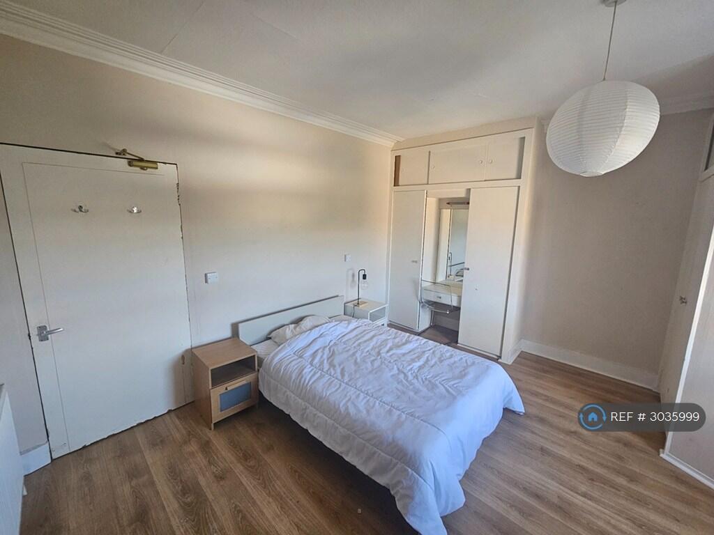 Apartment in Edinburgh - View 3