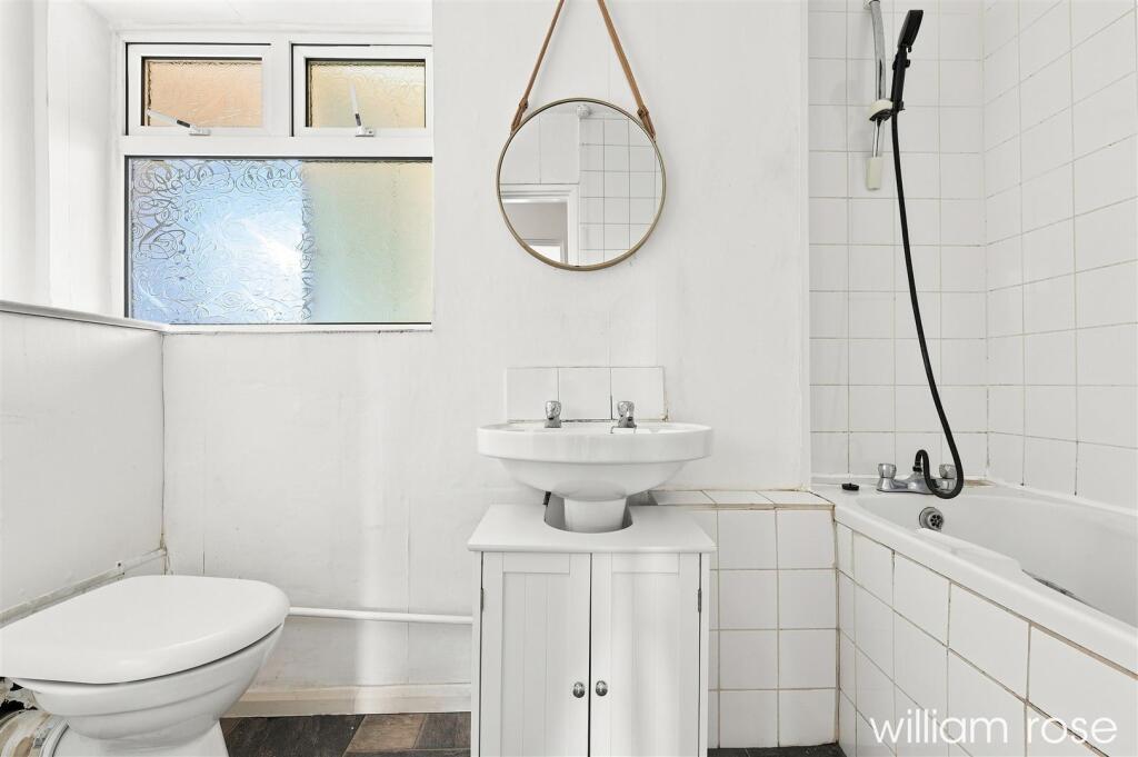 Apartment in Ilford - More