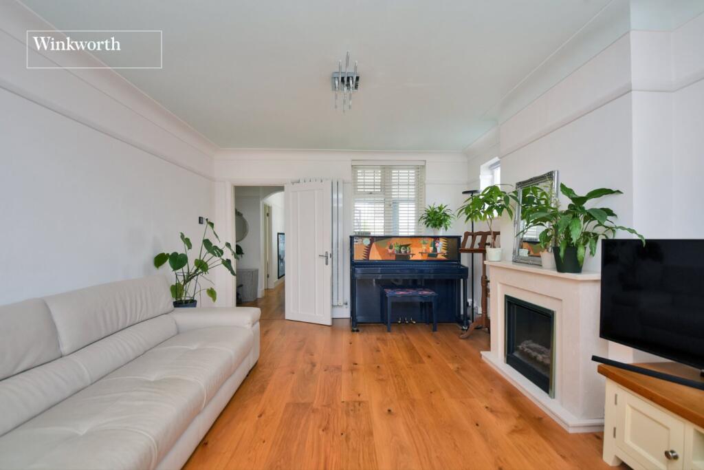 House in Kingston upon Thames - More