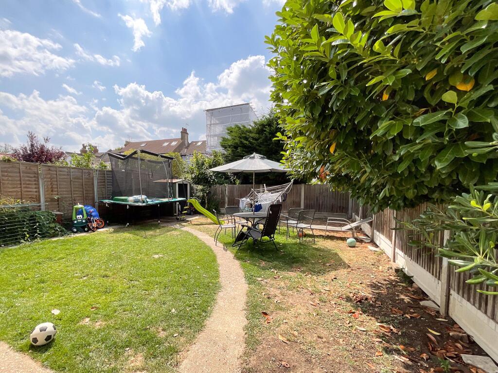 Fernleigh Drive, Leigh-on-Sea photo 4