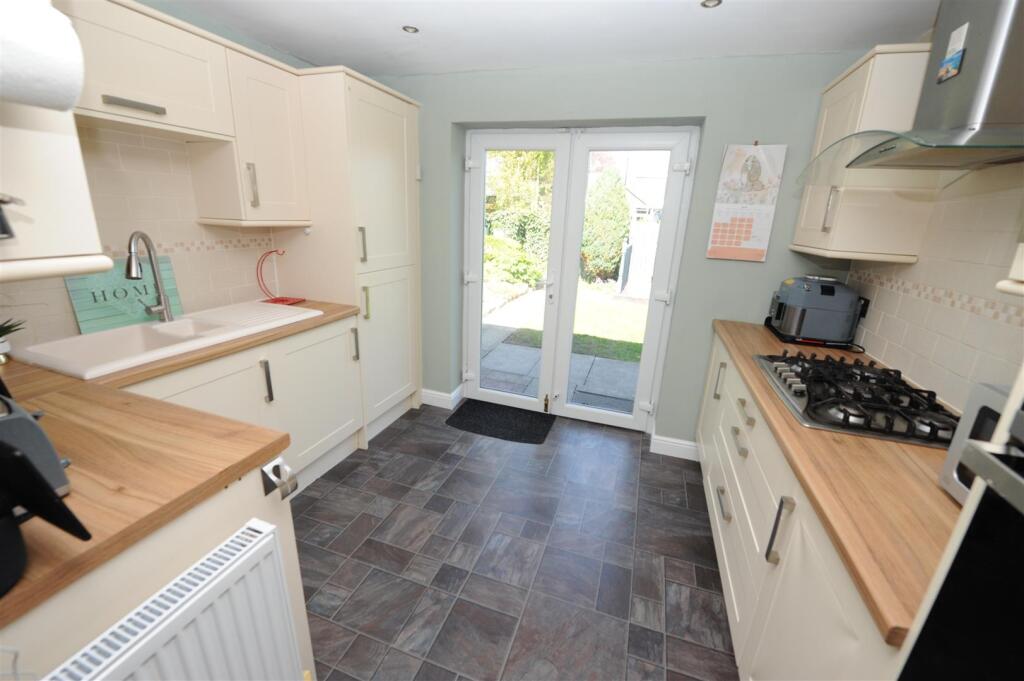 Fourlands Crescent, Idle, Bradford photo 3
