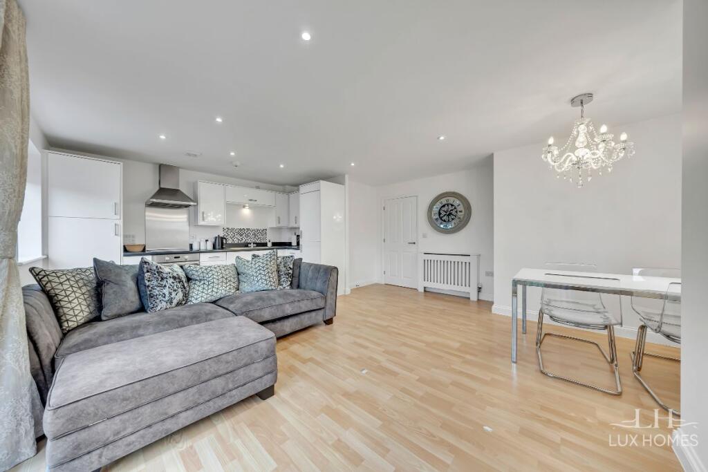 Apartment in London, Ardleigh Green - View 3