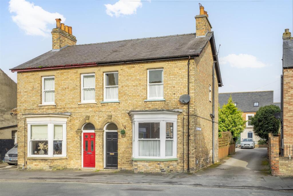 Main image of property: Chapmangate, Pocklington, York, YO42 2AY