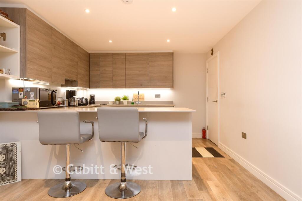 Apartment in Tandridge, Caterham Valley - View 5