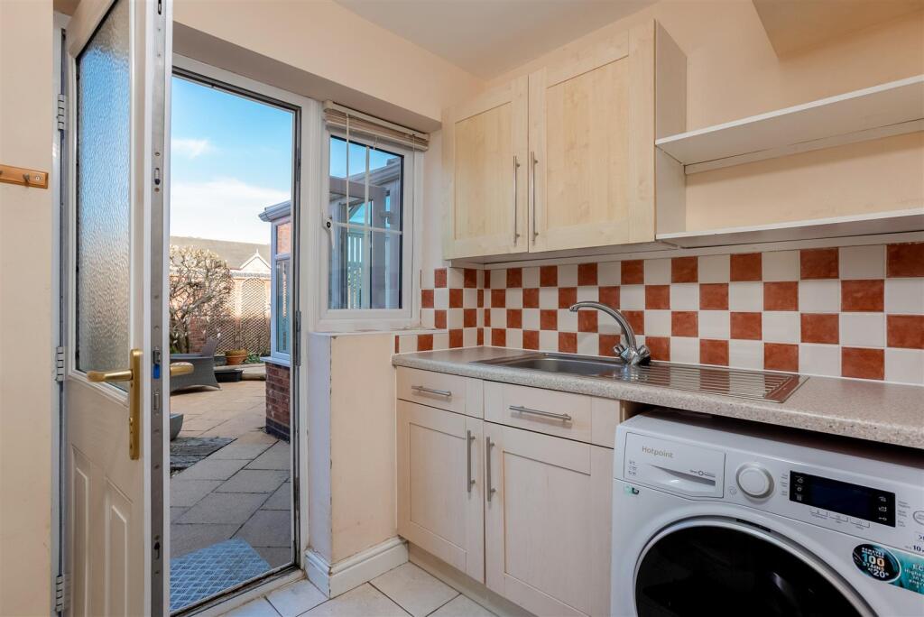 House in Stratford-on-Avon, Wellesbourne CP - More