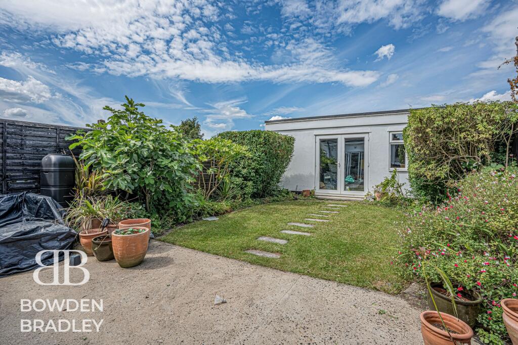 Stradbroke Grove, Clayhall, IG5 photo 3