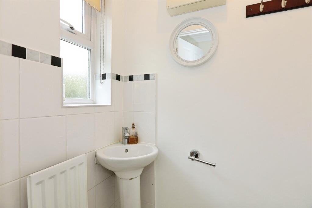 House in East Grinstead, Blackwell - View 5