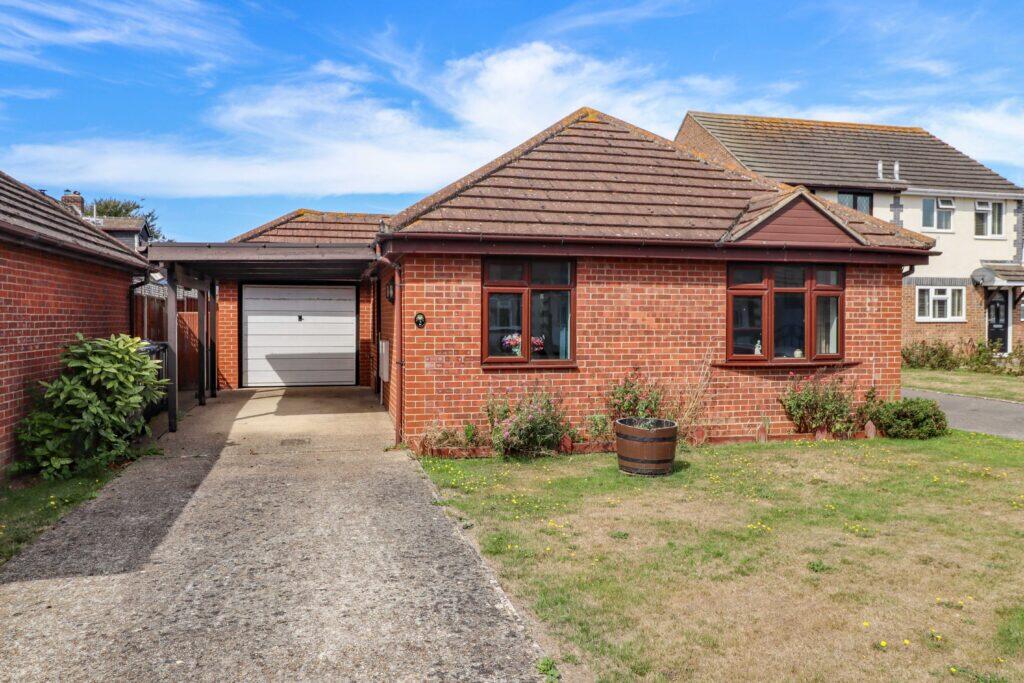 2-bed detached on Kingfisher Close, Hayling Island, £385,000