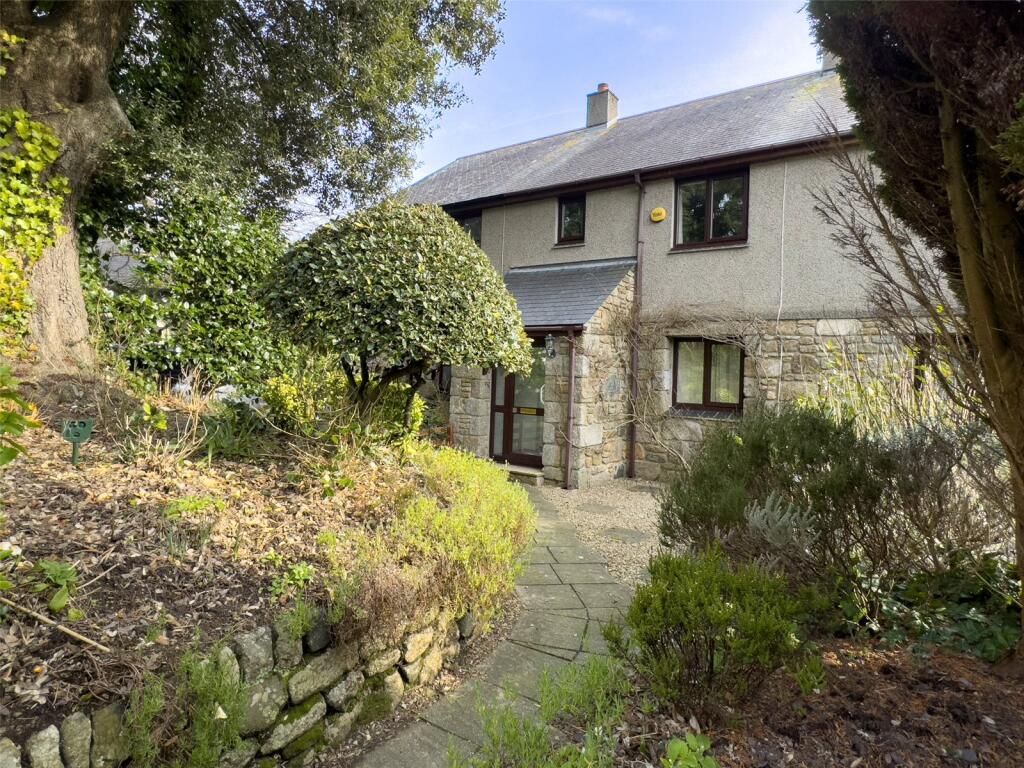 3 bedroom terraced house in Penzance with garage and parking, great location, close to town centre
