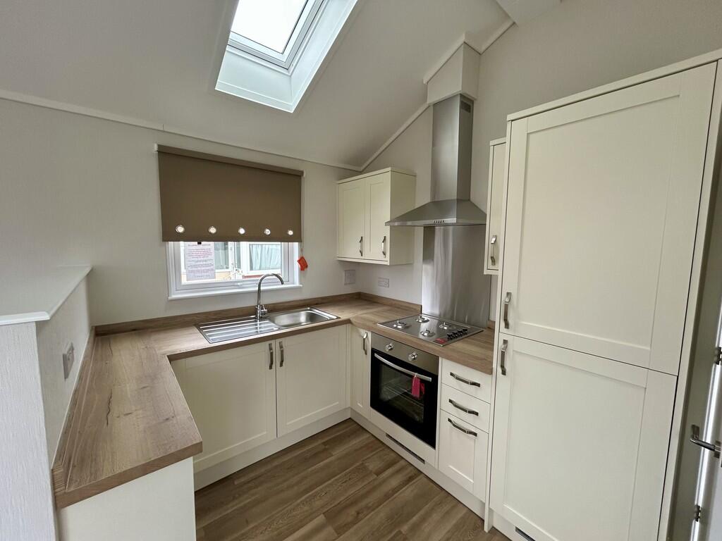 Longcroft Drive, Waltham Cross photo 4