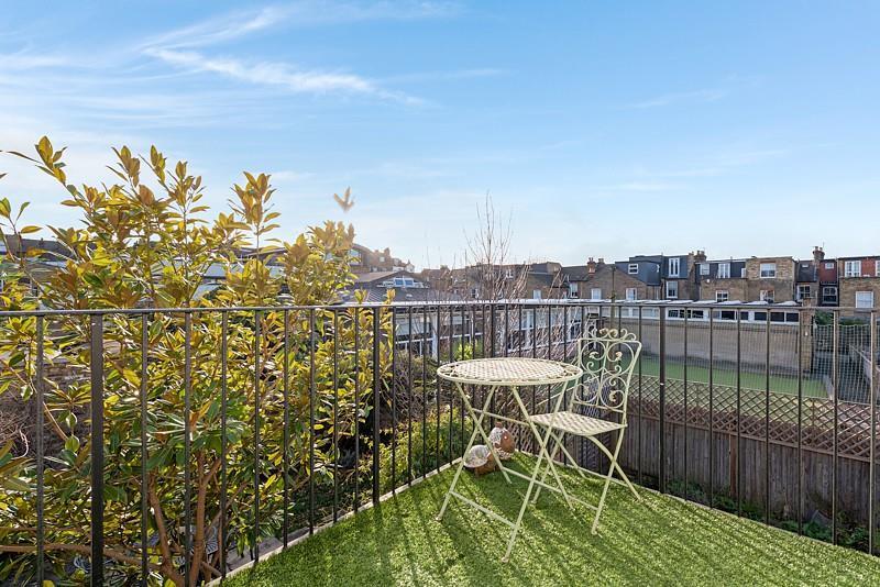 4 bedroom maisonette for rent