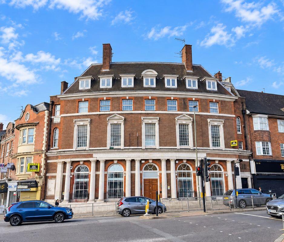 4-bed flat on 91(C) Church Road, Hendon, NW4 4DP, £300,000