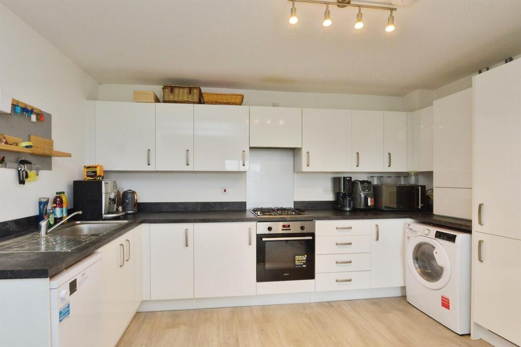 Apartment in Milton Keynes, Whitehouse - View 5