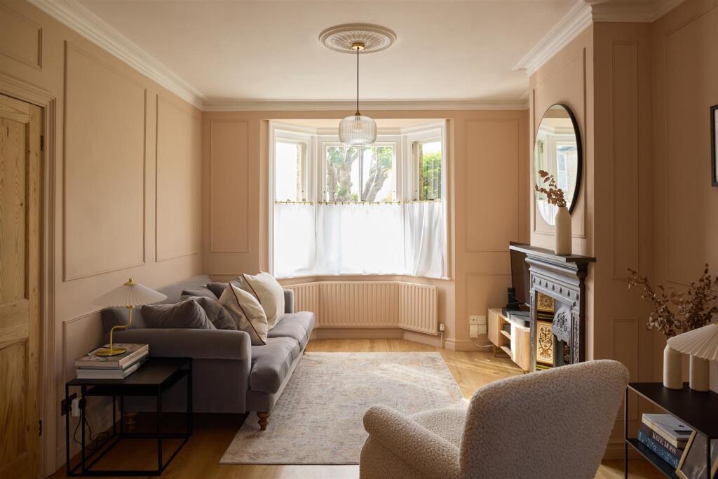 House in Kingston upon Thames - More