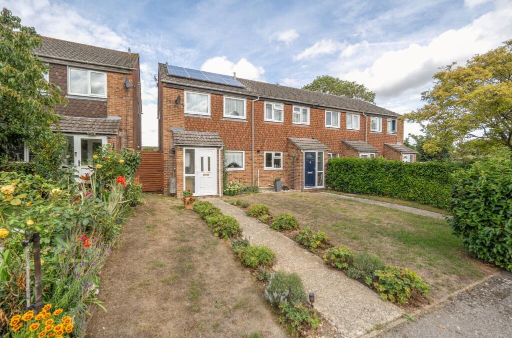 3-bed terraced on Hadrian Road, Andover, SP10 5JN, £270,000