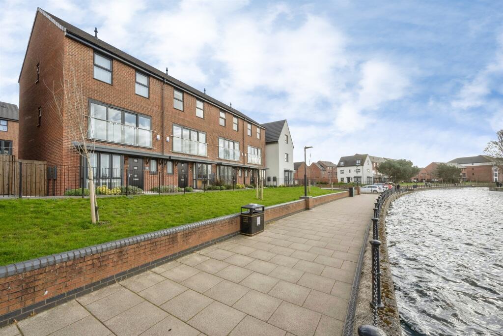 4-bed house on Lapwing Close, Lakeside, Doncaster, £310,000