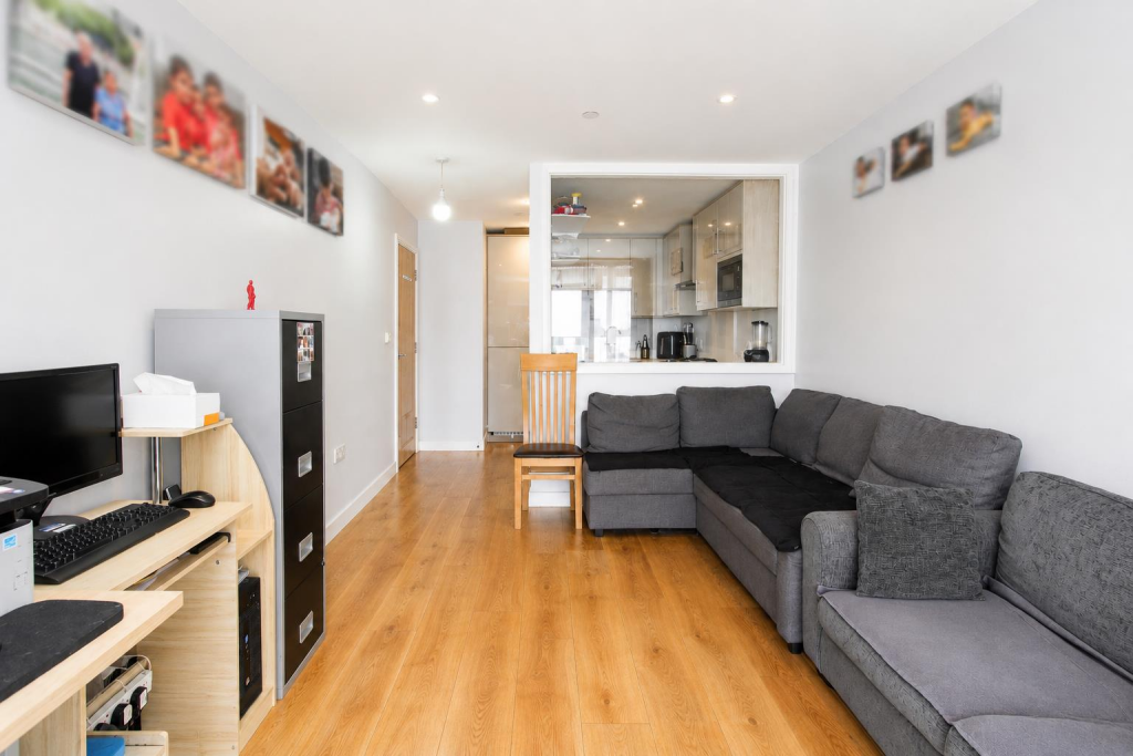 Apartment in Sutton - View 5