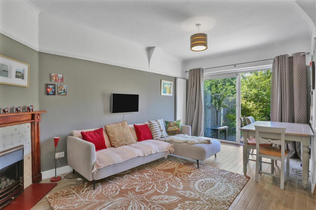 Queens Acre, Cheam Village photo 4