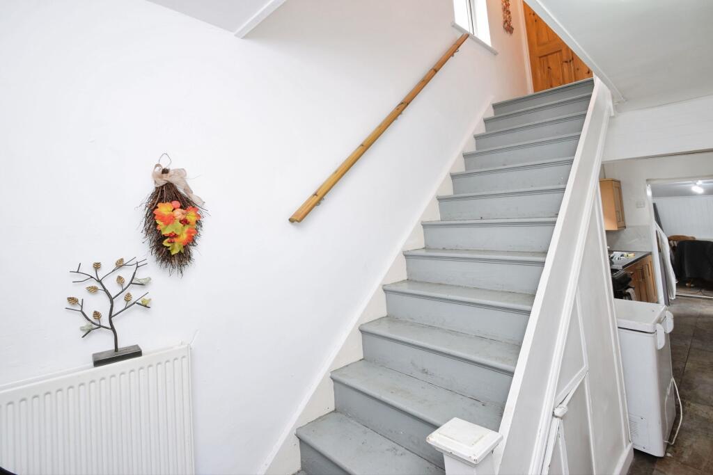 House in Pontardawe, Neath Port Talbot - More