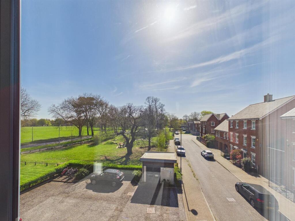 Apartment in Colchester, New Town - View 3