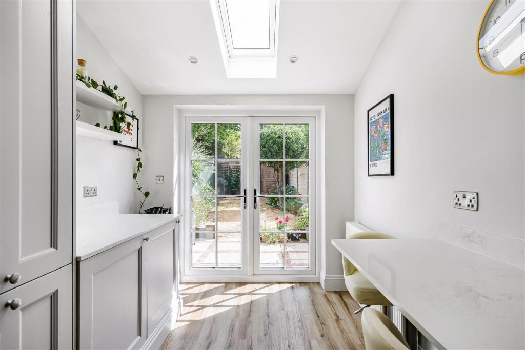 House in London, Royal Borough of Kingston upon Thames - View 4