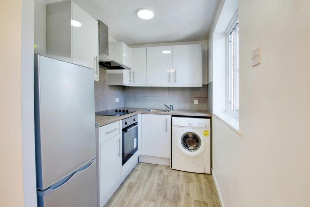 Apartment in London, Yiewsley - View 4