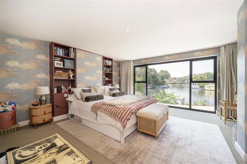House in London, Hampton - More
