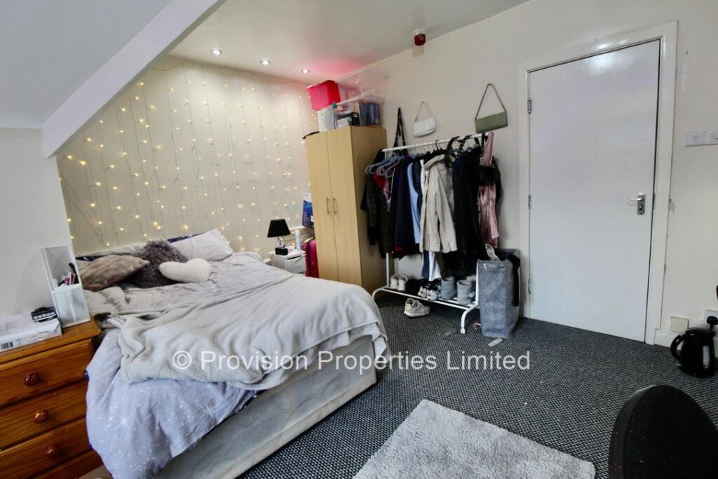 8 bedroom semi-detached house for rent
