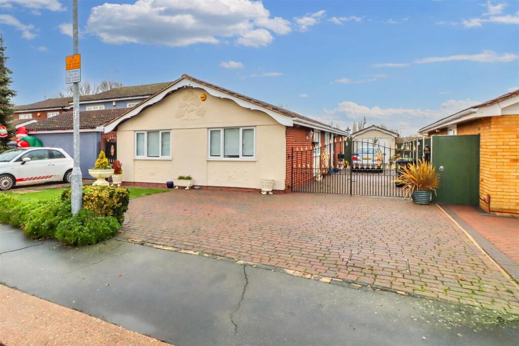 3-bed detached on Beauchamps Drive, Wickford, £485,000